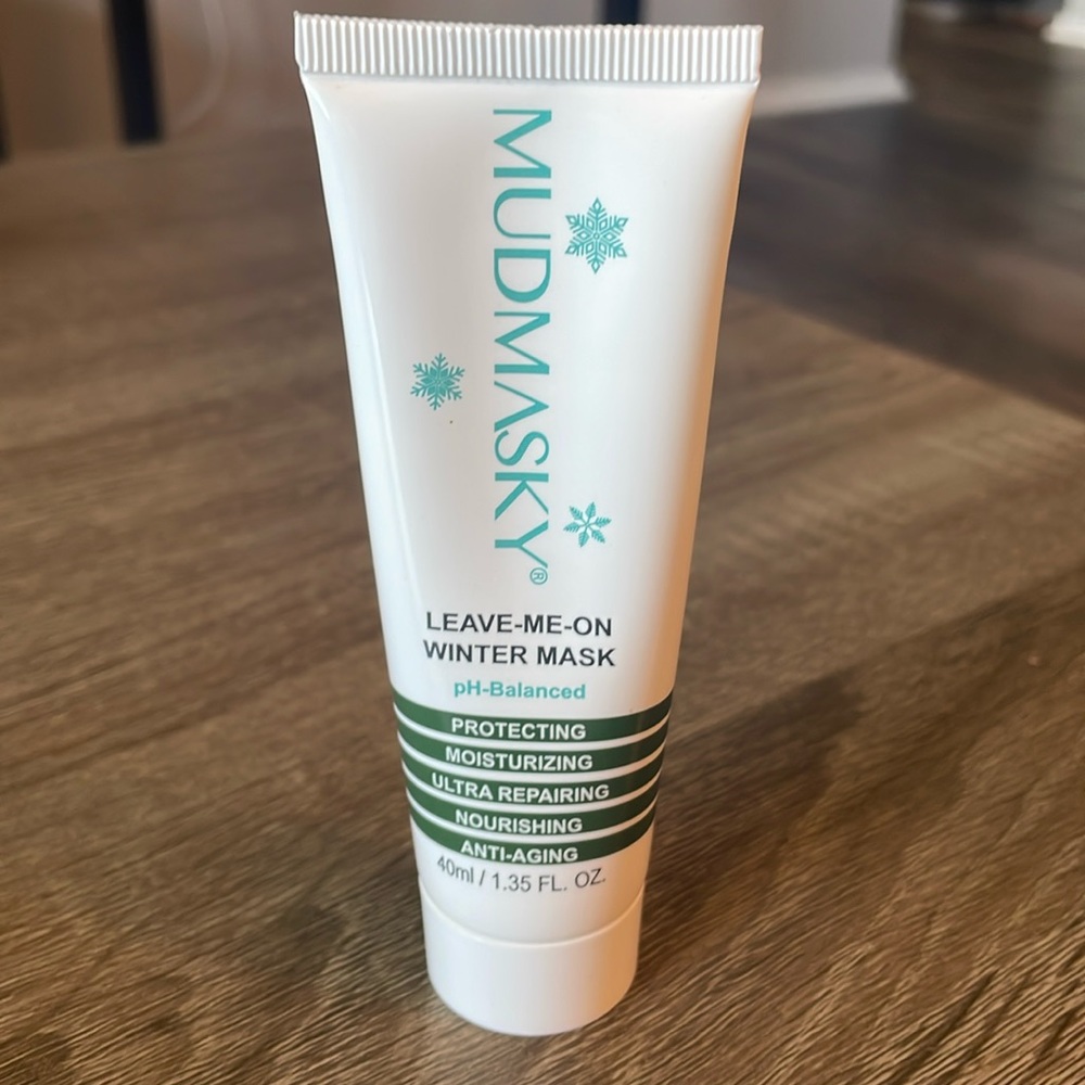 NWT Mudmasky Leave-me-on Winter Mask